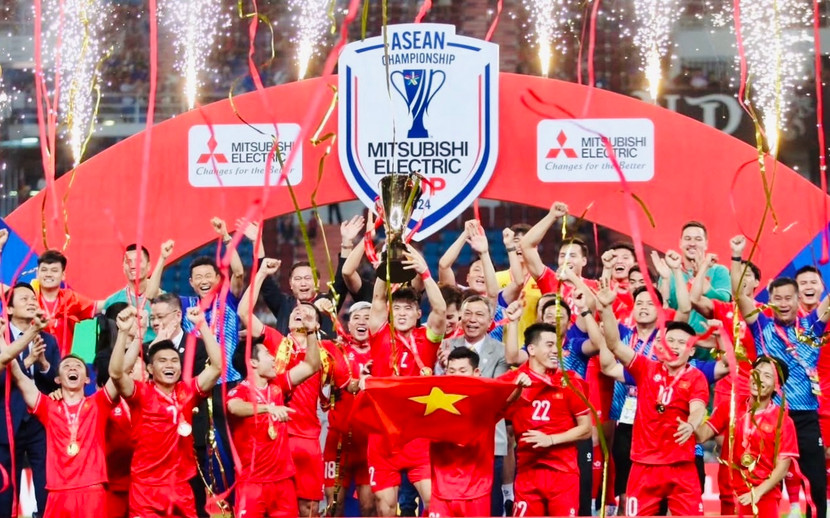 Đội tuyển Việt Nam nâng cao cúp vô địch Đông Nam Á lần thứ ba trong lịch sử Đội tuyển Việt Nam nâng cao cúp vô địch Đông Nam Á lần thứ ba trong lịch sử