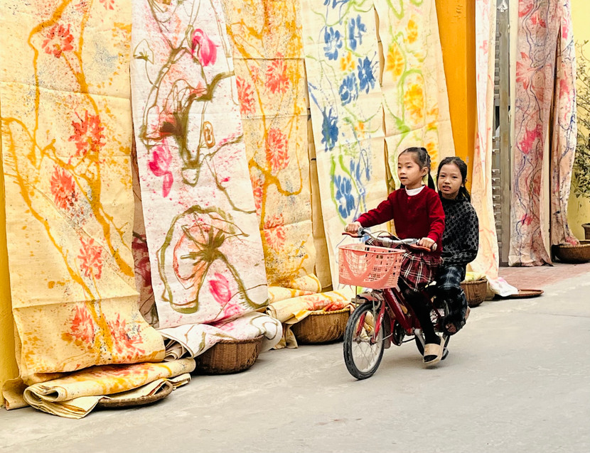 Sản phẩm lụa trên đường làng Phùng Xá