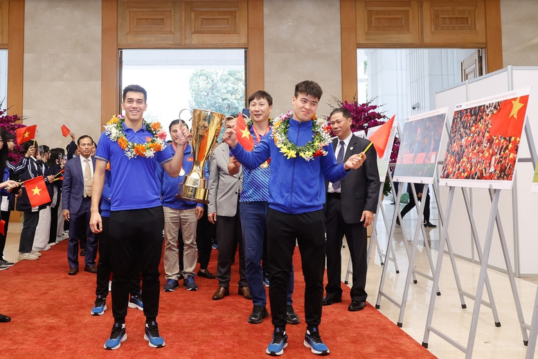 Đội tuyển Việt Nam và chiếc cúp vô địch AFF Cup lần thứ 3 trong lịch sử - Ảnh: VGP/Nhật Bắc Đội tuyển Việt Nam và chiếc cúp vô địch AFF Cup lần thứ 3 trong lịch sử - Ảnh: VGP/Nhật Bắc