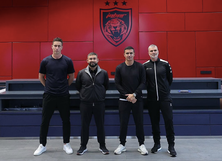 Ông Tunku Ismail (thứ hai từ trái qua) công bố kế hoạch tăng cường 7 cầu thủ nhập tịch cho vòng loại Asian Cup 2027, đăng kèm bức ảnh chụp cùng dàn chuyên gia ngoại chất lượng vừa mới bổ nhiệm của tuyển Malaysia Ông Tunku Ismail (thứ hai từ trái qua) công bố kế hoạch tăng cường 7 cầu thủ nhập tịch cho vòng loại Asian Cup 2027, đăng kèm bức ảnh chụp cùng dàn chuyên gia ngoại chất lượng vừa mới bổ nhiệm của tuyển Malaysia