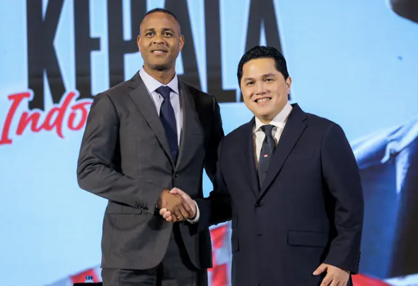 Chủ tịch PSSI Erick Thohir (phải) gấp rút sa thải HLV Shin Tae-yong và bổ nhiệm HLV Hà Lan Patrick Kluivert để cứu vãn cơ hội tới World Cup 2026