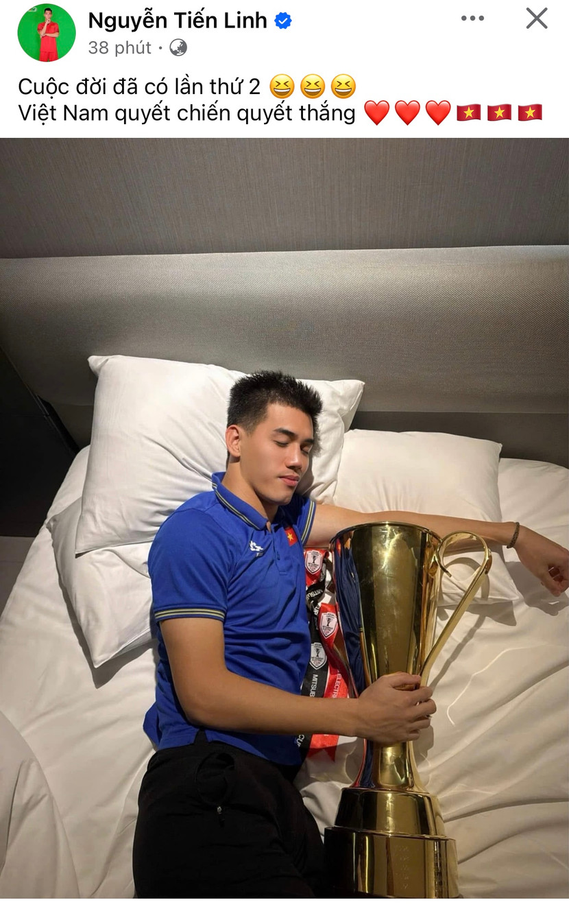 Tiến Linh chia sẻ khoảnh khắc bên chiếc cúp vàng Đông Nam Á lần thứ hai trong sự nghiệp