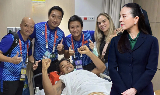 Madam Pang thay mặt FAT chi trả viện phí tại Thái Lan cho Nguyễn Xuân Son