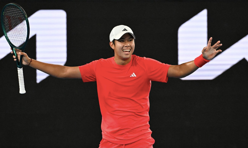 Learner Tien tạo địa chấn giải đấu khi loại đương kim á quân Daniil Medvedev Learner Tien tạo địa chấn giải đấu khi loại đương kim á quân Daniil Medvedev