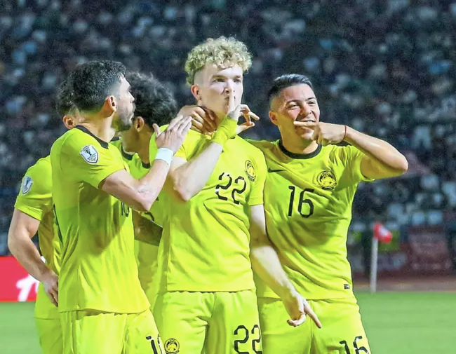 Malaysia sẽ có "quỹ" 20 cầu thủ nhập tịch đấu tuyển Việt Nam trong cuộc cạnh tranh tấm vé duy nhất bảng F dự vòng chung kết Asian Cup 2027 Malaysia sẽ có "quỹ" 20 cầu thủ nhập tịch đấu tuyển Việt Nam trong cuộc cạnh tranh tấm vé duy nhất bảng F dự vòng chung kết Asian Cup 2027