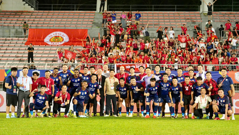 Cầu thủ, thành viên CLB Công an Hà Nội tri ân, chụp ảnh lưu niệm bên các cổ động viên nhiệt thành