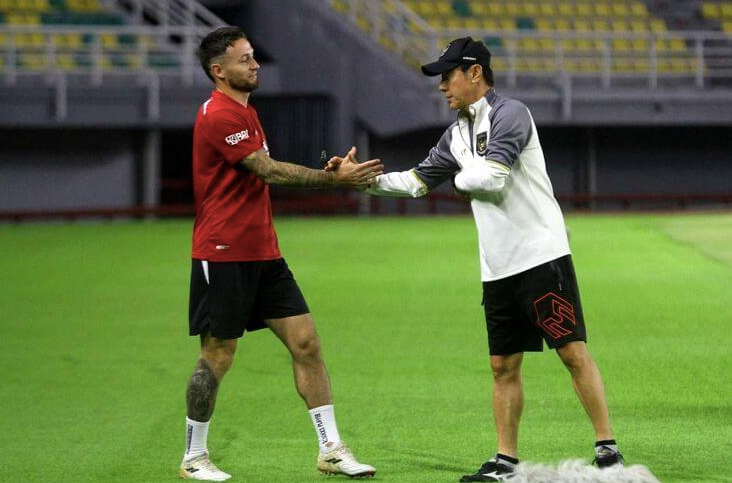 Ttiền vệ Marc Klok tiết lộ anh cùng nhiều tuyển thủ Indonesia có xích mích với HLV Shin Tae-yong trong phòng thay đồ tuyển Indonesia