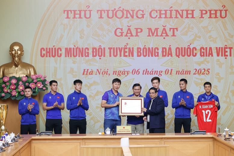 Thủ tướng trao Huân chương Lao động hạng Nhất cho Đội tuyển Việt Nam - Ảnh VGP/Nhật Bắc Thủ tướng trao Huân chương Lao động hạng Nhất cho Đội tuyển Việt Nam - Ảnh VGP/Nhật Bắc