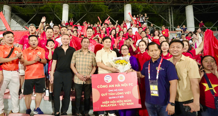 Thiếu tướng Dương Đức Hải - Phó Giám đốc Công an TP Hà Nội, Chủ tịch CLB Công an Hà Nội trao toàn bộ số tiền bán vé trận đấu cho Chủ tịch Hội hữu nghị Malaysia – Việt Nam Trần Thị Chang