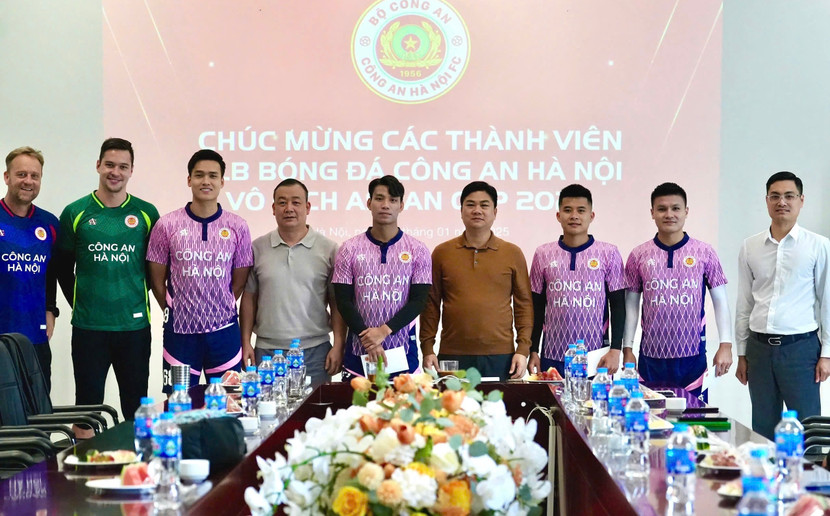 Đại tá Dương Đức Hải - Phó Giám đốc Công an TP Hà Nội, Chủ tịch CLB Công an Hà Nội (thứ tư từ phải sang) cùng ban lãnh đạo đội bóng chúc mừng các cầu thủ vô địch ASEAN Cup 2024