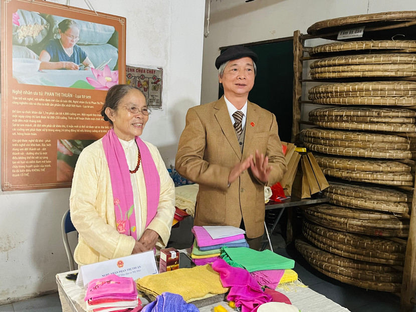 Tiến sỹ Đào Trọng Chương chia sẻ nhiều ý kiến tâm huyết, mong muốn lụa tơ sen của Phùng Xá và Việt Nam nói chung sớm vươn ra thị trường quốc tế