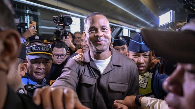 HLV Patrick Kluivert hứa giúp Indonesia giành vé World Cup 2026