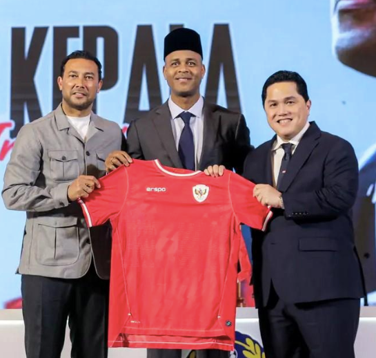 HLV Patrick Kluivert (giữa) ra mắt tuyển Indonesia