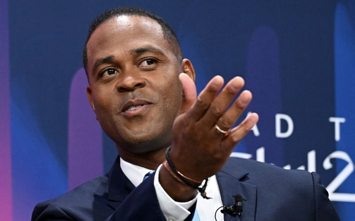 HLV Patrick Kluivert tự tin bày tỏ tham vọng trong ngày nhậm chức