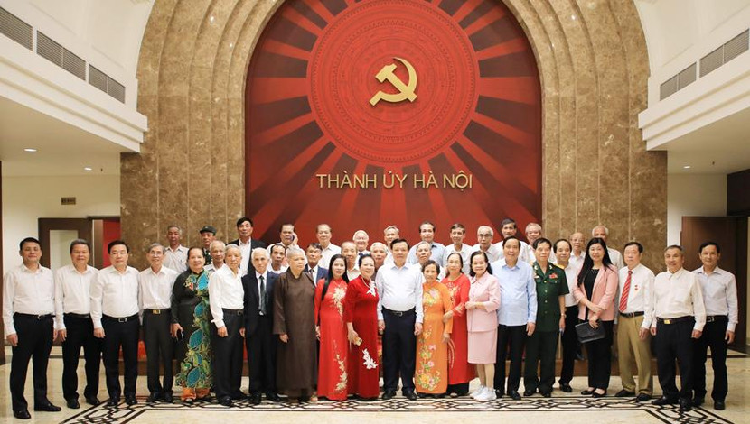 Bí thư Thành ủy Hà Nội Đinh Tiến Dũng và Chủ tịch Hội Người cao tuổi Việt Nam Nguyễn Thanh Bình gặp mặt đại biểu người cao tuổi Bí thư Thành ủy Hà Nội Đinh Tiến Dũng và Chủ tịch Hội Người cao tuổi Việt Nam Nguyễn Thanh Bình gặp mặt đại biểu người cao tuổi