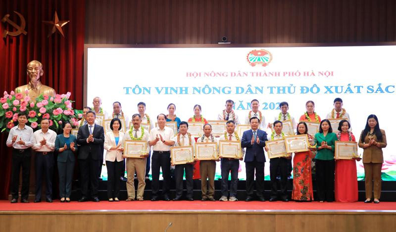 Bí thư Thành ủy Đinh Tiến Dũng và lãnh đạo thành phố trao Bằng khen của UBND TP Hà Nội cho các nông dân tiêu biểu. Bí thư Thành ủy Đinh Tiến Dũng và lãnh đạo thành phố trao Bằng khen của UBND TP Hà Nội cho các nông dân tiêu biểu.