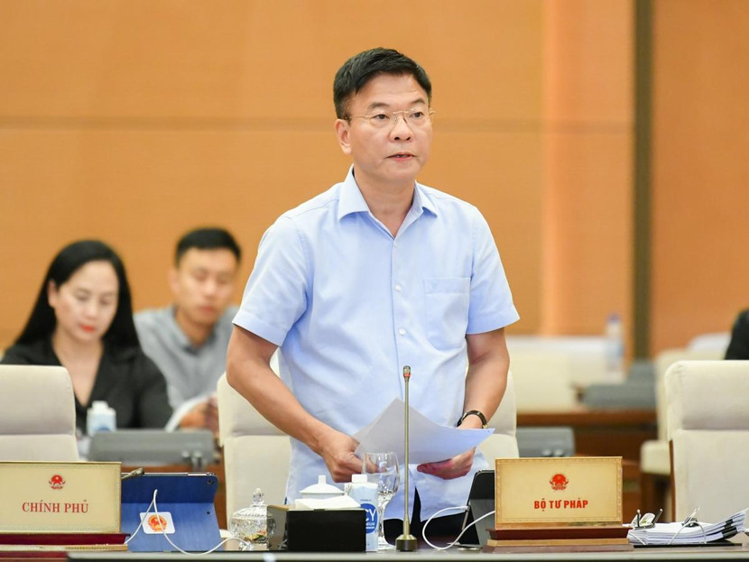 Bộ trưởng Bộ Tư pháp Lê Thành Long trình bày tờ trình tại phiên họp