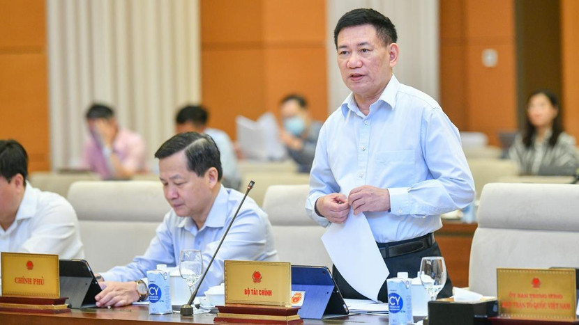 Bộ trưởng Tài chính Hồ Đức Phớc trình bày dự án Luật tại phiên họp UBTVQH Bộ trưởng Tài chính Hồ Đức Phớc trình bày dự án Luật tại phiên họp UBTVQH