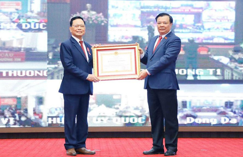 Bí thư Thành ủy Hà Nội Đinh Tiến Dũng trao Huân chương Lao động hạng Ba tặng đồng chí Nguyễn Kim Hoàng - nguyên Phó Trưởng ban Thường trực Ban Dân vận Thành ủy. Bí thư Thành ủy Hà Nội Đinh Tiến Dũng trao Huân chương Lao động hạng Ba tặng đồng chí Nguyễn Kim Hoàng - nguyên Phó Trưởng ban Thường trực Ban Dân vận Thành ủy.