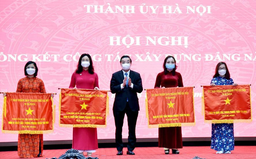 Chủ tịch UBND thành phố Hà Nội Chu Ngọc Anh trao Cờ thi đua của UBND thành phố cho các cá nhân và tập thể có thành tích xuất sắc Chủ tịch UBND thành phố Hà Nội Chu Ngọc Anh trao Cờ thi đua của UBND thành phố cho các cá nhân và tập thể có thành tích xuất sắc
