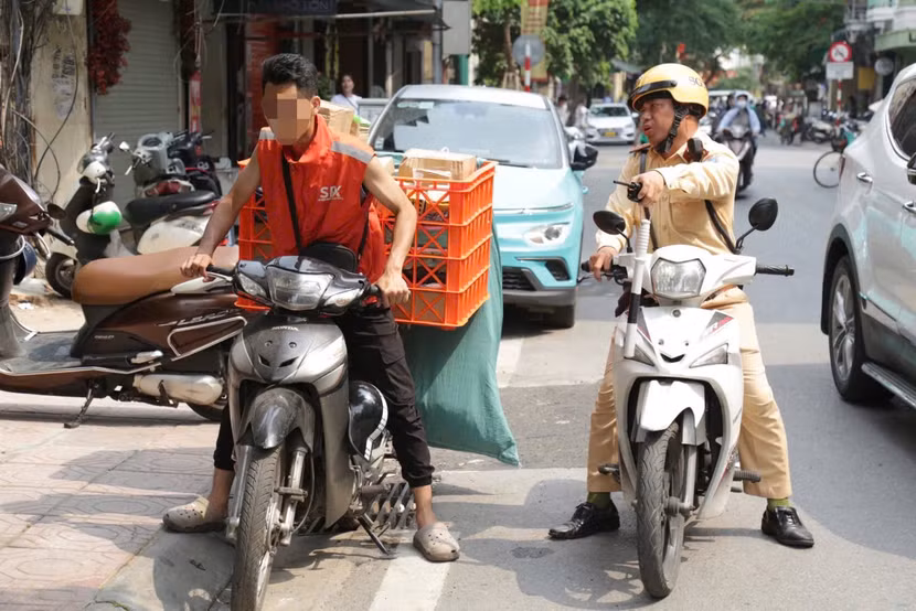 Thậm chí có "shipper" không đội mũ bảo hiểm, cứ vô tư chạy trên đường với lượng hàng hoá nặng trong bao tải