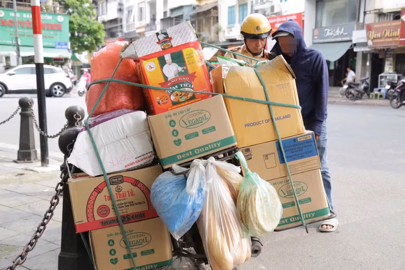 Che biển số lại còn chở cồng kềnh...