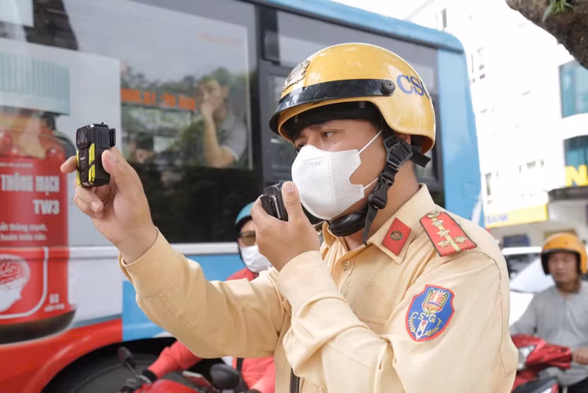 Lực lượng CSGT sử dụng thiết bị để ghi hình vi phạm...