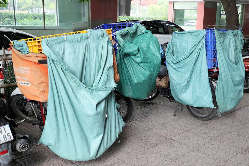 Những chiếc xe với biển kiểm soát được che bằng những bao tải chở hàng Những chiếc xe với biển kiểm soát được che bằng những bao tải chở hàng