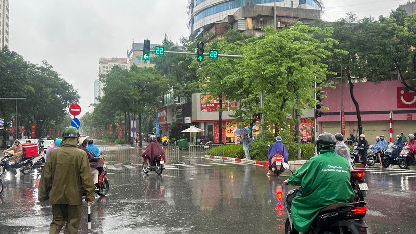 Hàng rào chắn được đặt để tránh người dân đi vào khu vực ngập úng