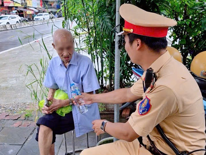 Cụ ông 92 tuổi được phát hiện có biểu hiện đi lạc Cụ ông 92 tuổi được phát hiện có biểu hiện đi lạc