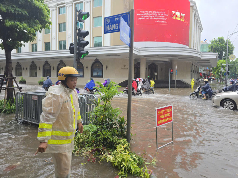 Trung tâm Hà Nội, ngã tư Hàng Bài - Hai Bà Trưng, nước ngập mênh mông