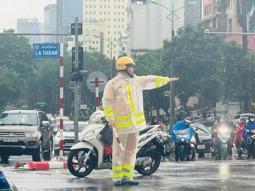 Hình ảnh đẹp vì nhân dân phục vụ của chiến sỹ CSGT Thủ đô