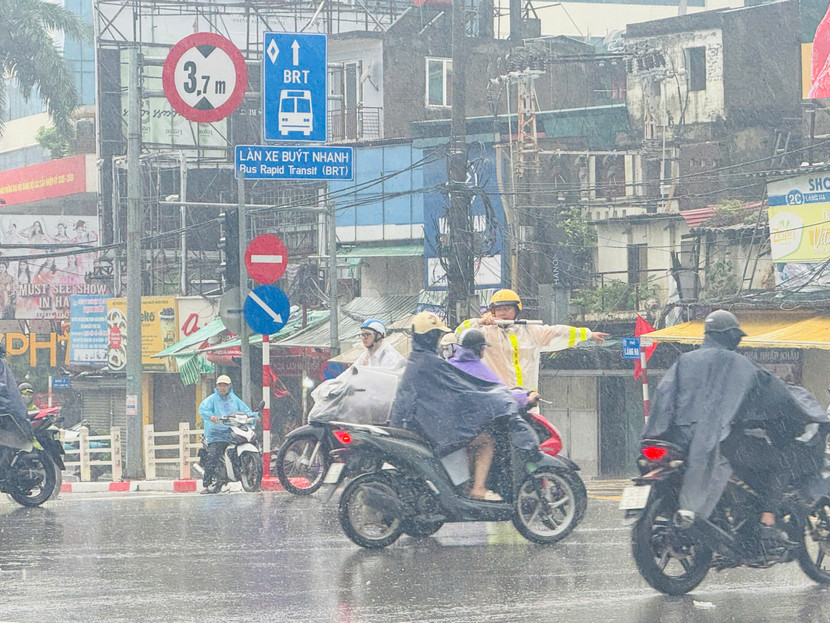 Mưa lớn kéo dài nhưng chiến sĩ Cảnh sát giao thông vẫn tận tụy với nhiệm vụ