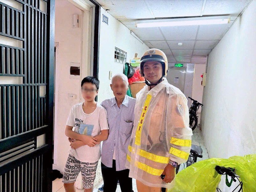 Nhờ sự giúp đỡ kịp thời, cụ ông đã về được nhà an toàn Nhờ sự giúp đỡ kịp thời, cụ ông đã về được nhà an toàn