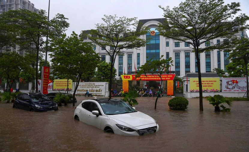 Trước cửa Ủy ban nhân dân phường Cầu Giấy, nước ngập sâu