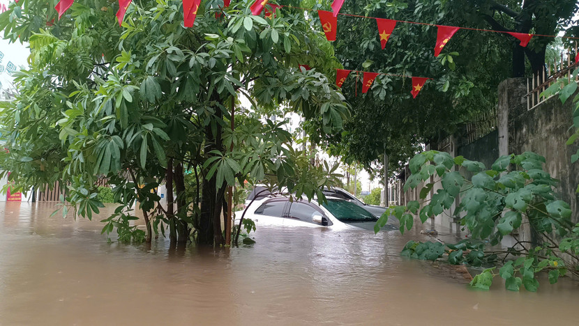 Khu vực trường tiểu học Đông Ngạc (phường Đông Ngạc) ngập úng nặng