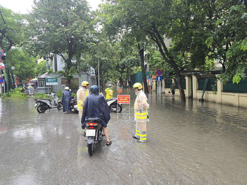 Lực lượng CSGT đặt biển cảnh báo tại đầu phố Thợ Nhuộm, hướng đi Trần Hưng Đạo