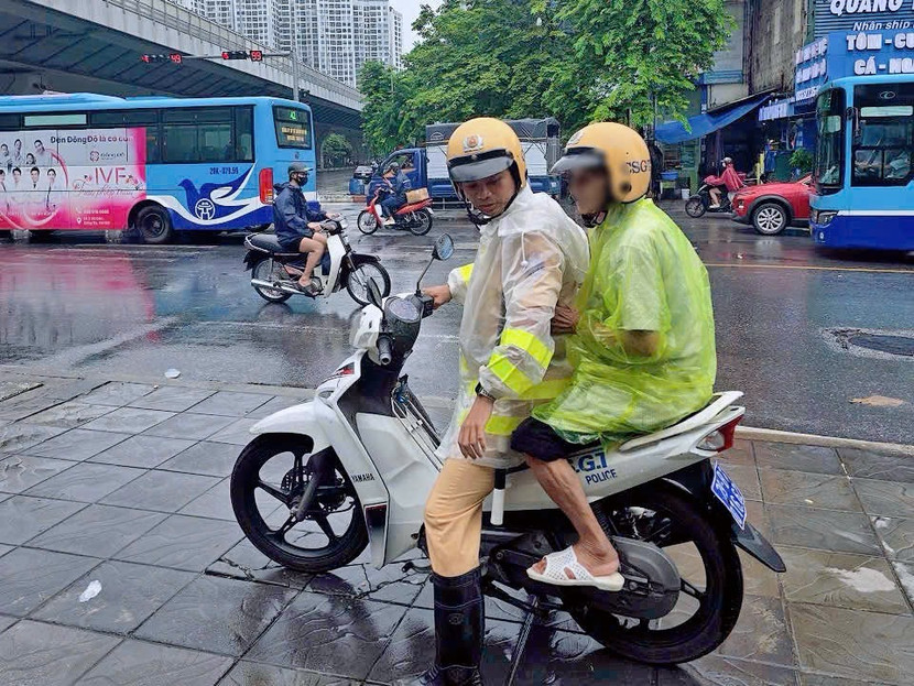 Chiến sĩ Cảnh sát giao thông đã đưa cụ về nhà trong thời tiết mưa bão Chiến sĩ Cảnh sát giao thông đã đưa cụ về nhà trong thời tiết mưa bão
