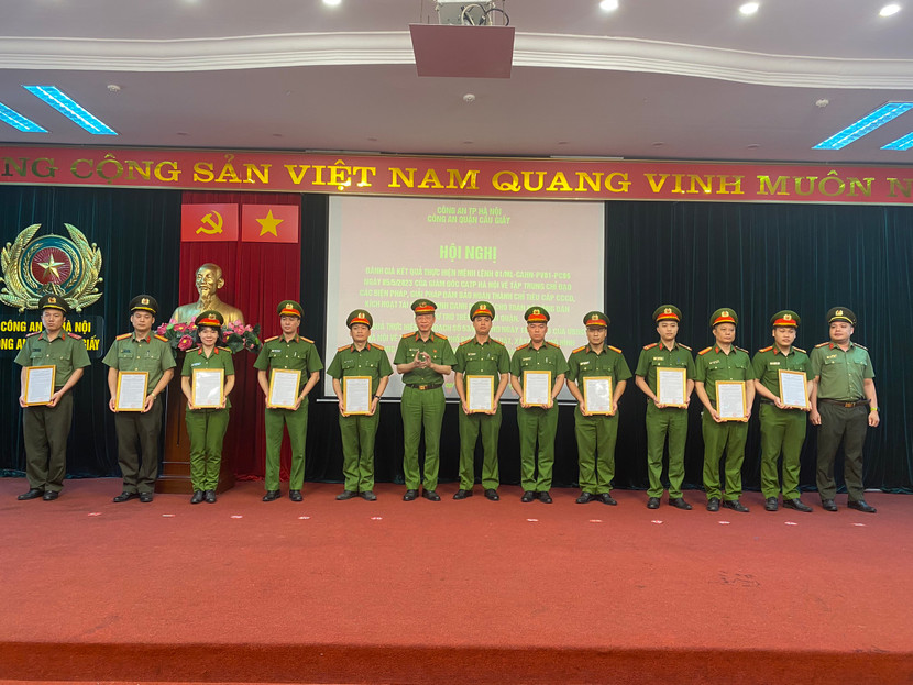 Trưởng Công an quận Cầu Giấy khen thưởng các cá nhân có thành tích xuất sắc Trưởng Công an quận Cầu Giấy khen thưởng các cá nhân có thành tích xuất sắc