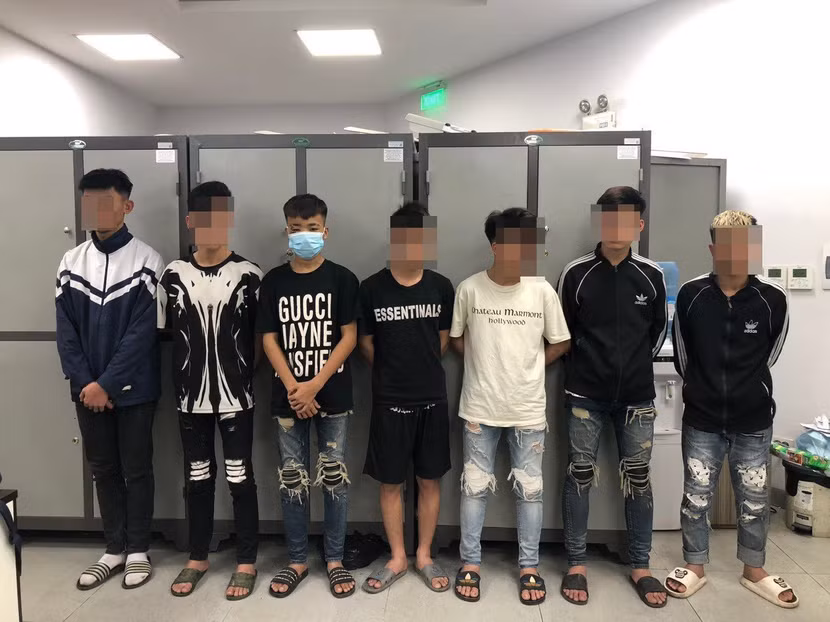 Nhóm “báo con” mang vỏ chai bia từ Bắc Giang xuống Hà Nội tấn công người đi đường bị Công an quận Hoàn Kiếm bắt giữ