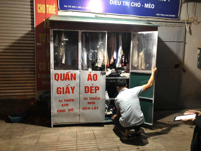 Đại úy Lượng Văn Nuôi sắp xếp lại tủ quần áo miễn phí