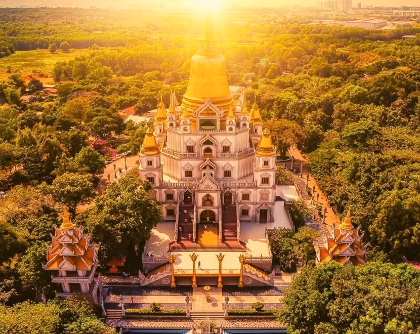 Chùa Bửu Long (tên thực là Thiền viện Tổ Đình Bửu Long) tọa lạc tại phường Long Bình (quận 9), cách trung tâm TP.HCM khoảng 20 km Chùa Bửu Long (tên thực là Thiền viện Tổ Đình Bửu Long) tọa lạc tại phường Long Bình (quận 9), cách trung tâm TP.HCM khoảng 20 km