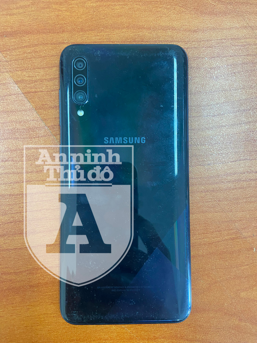 Chiếc điện thoại các đối tượng cướp giật được