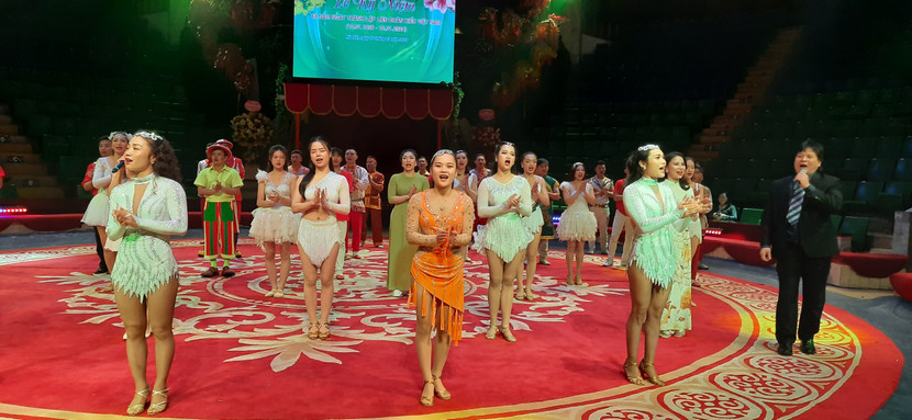 Giám đốc Liên đoàn Xiếc Việt Nam - NSND Tống Toàn Thắng và các nghệ sĩ cất cao lời ca bài hát truyền thống của ngành.
