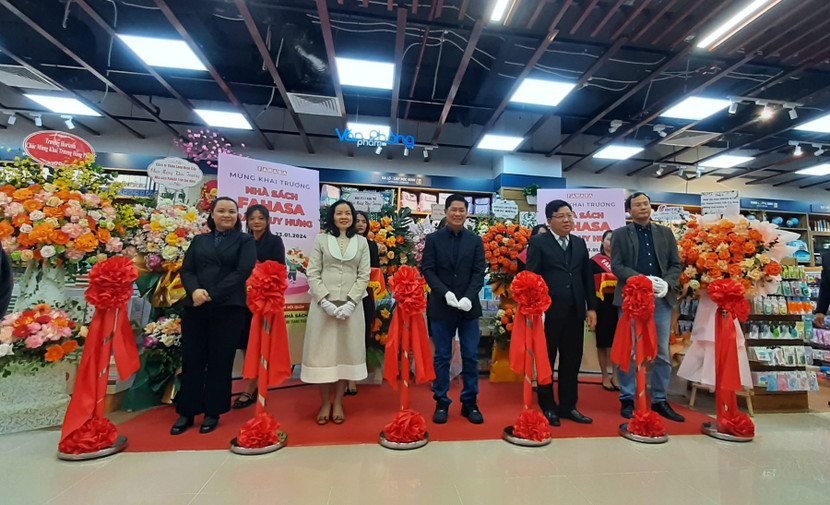 Nhà sách Fahasa Trần Duy Hưng chính thức mở cửa, chào đón du khách.