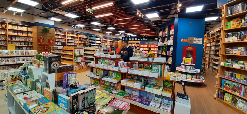 Nhà sách là nơi bày bán hàng nghìn đầu sách ngoại văn và quốc văn