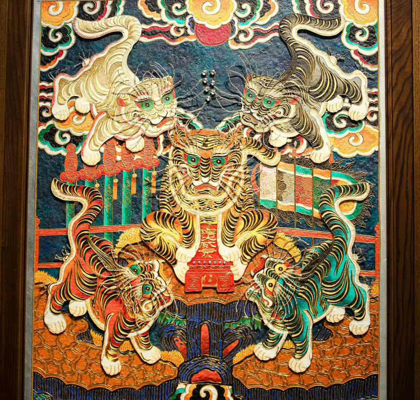 Bức tranh Ngũ Hổ thần tướng được thực hiện trong hơn 300 giờ. Bức tranh toát lên vẻ oai nghiêm, đường bệ, sinh động và cuốn hút với màu sắc rực rỡ, nổi bật Bức tranh Ngũ Hổ thần tướng được thực hiện trong hơn 300 giờ. Bức tranh toát lên vẻ oai nghiêm, đường bệ, sinh động và cuốn hút với màu sắc rực rỡ, nổi bật