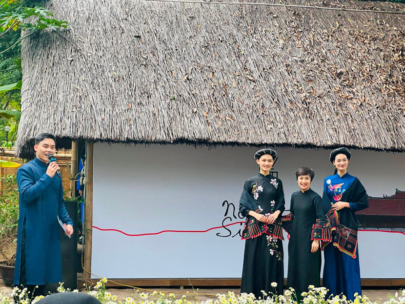 Các mẫu áo dài được ra mắt tại buổi họp báo về chương trình.