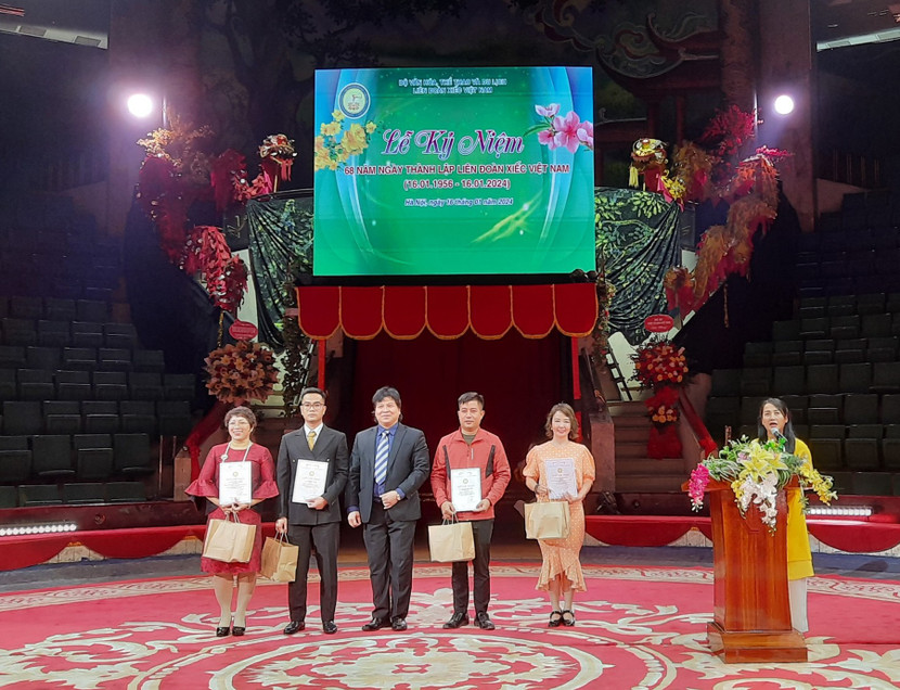 Tặng quà tri ân các đối tác của Liên đoàn Xiếc Việt Nam.