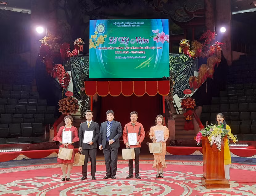 Tặng quà tri ân các đối tác của Liên đoàn Xiếc Việt Nam. Tặng quà tri ân các đối tác của Liên đoàn Xiếc Việt Nam.